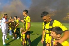 Los jugadores de Peñarol y Nacional, en el saludo protocolar de la polémica. Foto: Captura