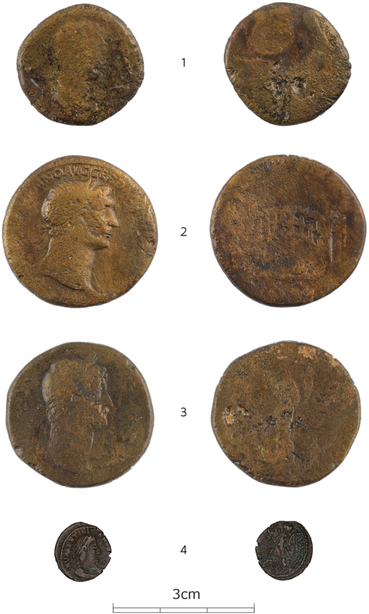 La pequeña bolsa hallada en Bélgica apareció en una tumba tardorromana y conservó monedas antiguas, fragmentos de bronce y otros objetos de uso cotidiano. La pequeña bolsa hallada en Bélgica apareció en una tumba tardorromana y conservó monedas antiguas, fragmentos de bronce y otros objetos de uso cotidiano.