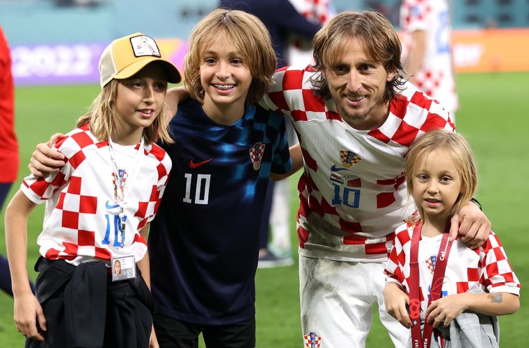 Modric, junto a sus tres hijos, en la celebración por haber conseguido el 3er puesto en Qatar 2022. Foto: EFE