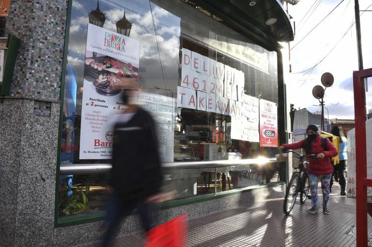Los comercios de CABA volvieron a atender al público vía delivery, tras las nuevas restricciones del Gobierno, en el marco de la pandemia Covid-19. Foto: Télam