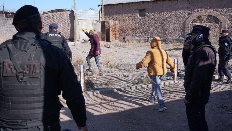 Momentos de tensión en medio de un fuerte operativo por la usurpación del predio donde vivía Gil Pereg Foto: Rodrigo DAngelo / MDZ