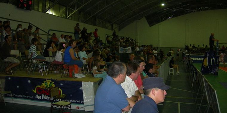 Algunas de las colmadas gradas que alentaron al equipo mendocino.