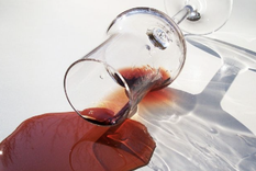 Con un poco de limón y agua podrás limpiar todas las manchas de vino de tu ropa Foto: Shutterstock