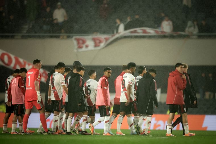 El plantel de River su silbado e insultado por sus hinchas durante y después de la derrota frente a Sarmiento de Junín.