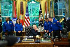 Donald Trump junto a Reid Wiseman, Christina Koch, Victor Glover y Jeremy Hansen. Donald Trump junto a Reid Wiseman, Christina Koch, Victor Glover y Jeremy Hansen.