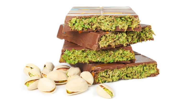 El chocolate de Dubai es una barra de chocolate rellena de kadayif y pistacho. 