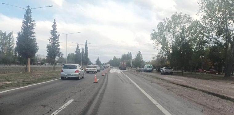 Personal de bomberos tuvo que limpiar la calzada para poder normalizar el tránsito Foto: Ministerio de Seguridad