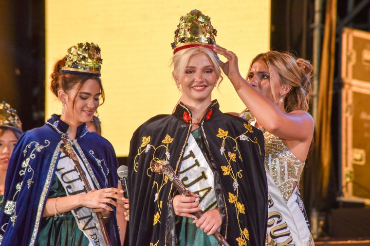 Momento de la coronación de la nueva Reina de Luján de Cuyo. / Maru Mena
