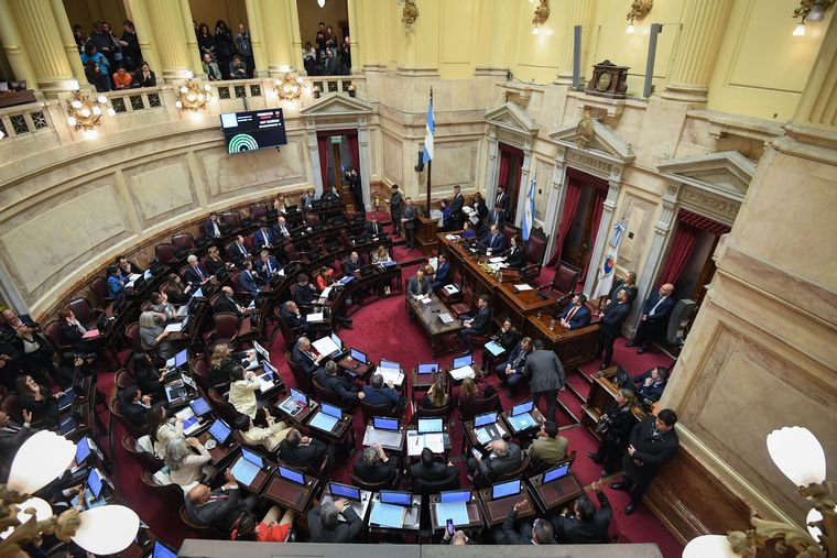 El Senado aprobó este jueves una batería de proyectos que inquietan al Gobierno, como el regreso de la moratoria previsional, un aumento jubilatorio, la declaración de emergencia en discapacidad, entre otros. El Senado aprobó este jueves una batería de proyectos que inquietan al Gobierno, como el regreso de la moratoria previsional, un aumento jubilatorio, la declaración de emergencia en discapacidad, entre otros.