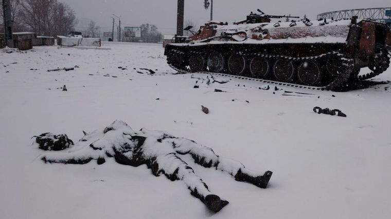 Un soldado ruso muerto en Ucrania. Foto: TheNewYorkTimes.