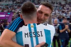 Scaloni - Messi El capitán de la Selección abrazó al entrenador y le murmuró unas palabras que lo emocionaron.