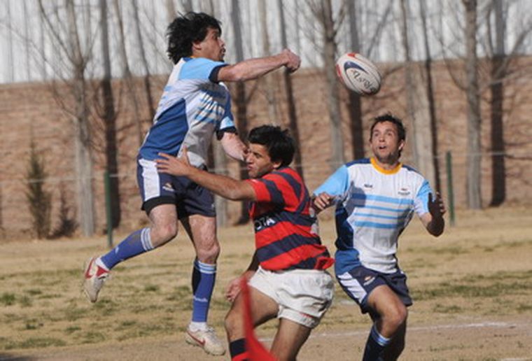 El Mancha Moreno  de Banco Rugby le da un pase de básquet a un compañero. Foto: Pachy Reynoso / MDZ