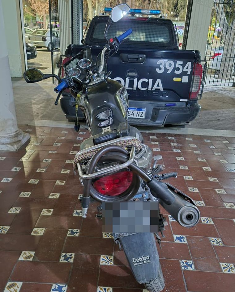 La Honda Storm recuperada por el personal de la UEP Las Heras. La Honda Storm recuperada por el personal de la UEP Las Heras.
