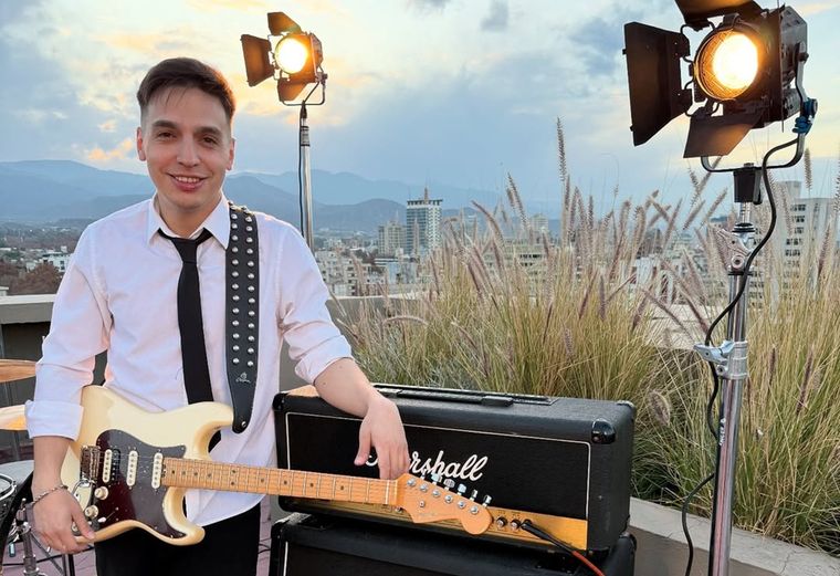 De chico, Dani Reuvers empezó a tocar la batería y, luego, se decidiría por la guitarra.&nbsp;