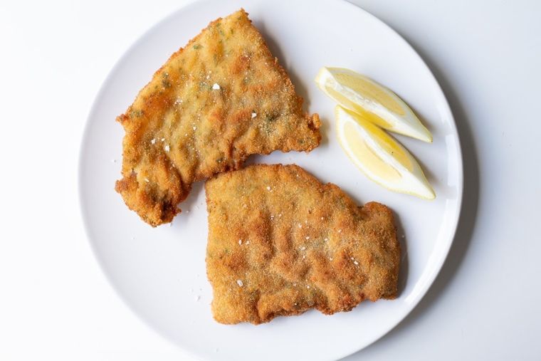 Las milanesas son un plato sencillo, pero que tiene sus secretos para que te salgan secas y crocantes. Foto: Unsplash
