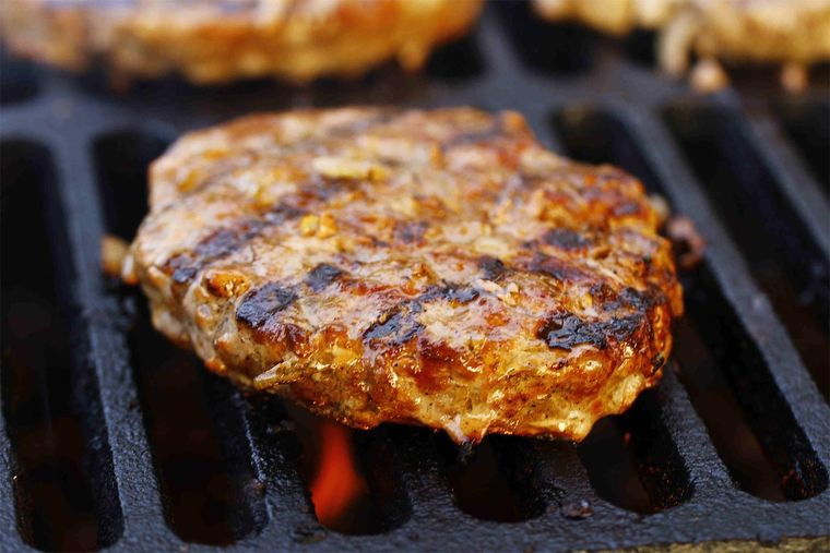 Nada mejor que cocinar una hamburguesa a la parrilla. Foto: deliciosi.com
