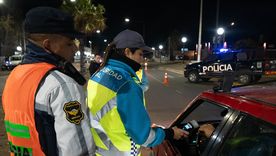 El conductor manejaba alcoholizado y fue detenido tras evadir un control policial. El conductor manejaba alcoholizado y fue detenido tras evadir un control policial.