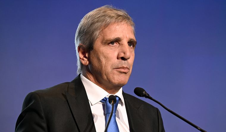 Licitación: Luis Caputo sale a renovar $8,3 billones y busca captar más divisas con los bonos en dólares.