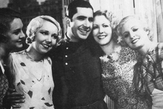 Carlos Gardel junto a un grupo de actrices.