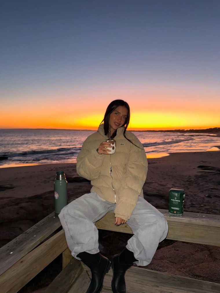 Zaira Nara apostó por unas botas de goma para la playa. Zaira Nara apostó por unas botas de goma para la playa.