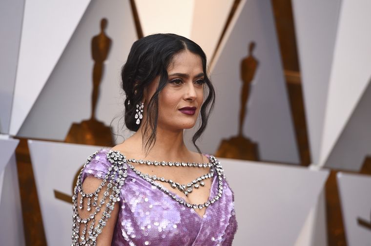 Salma Hayek nos prepara sus mejores peinados para que tú puedas clonarlos en tu casa Foto: Trendencias