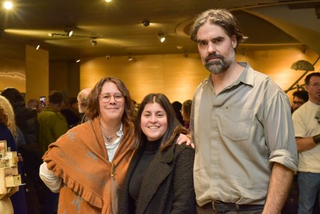 Los artistas Laura Rudman y Fernando Rosas posan junto a la chef Julieta Argento en la inauguración de la muestra. Los artistas Laura Rudman y Fernando Rosas posan junto a la chef Julieta Argento en la inauguración de la muestra.