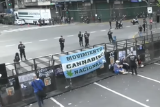 La insólita bandera que apareció en la marcha de jubilados. La insólita bandera que apareció en la marcha de jubilados.