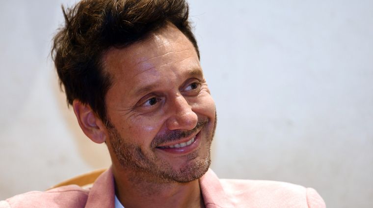 El artista trasandino no dudó en presentarse en en el aeropuerto internacional para darle la bienvendia a sus hijos y a la hija del actor argentino.