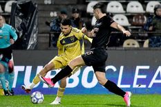 Leonel Flores desborda y saca el centro ante la marca de un defensor de Platense.