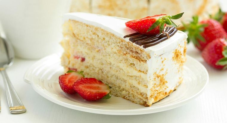Este pastel de vainilla y frutilla es una opción ideal para tus postres. Foto: Shutterstock