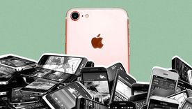 El primer iPhone cambia la historia de Apple y de los teléfonos móviles para siempre con su interfaz táctil. El primer iPhone cambia la historia de Apple y de los teléfonos móviles para siempre con su interfaz táctil.