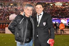 El Muñeco junto a su papá, Máximo, en una foto icónica en el Monumental. El papá de Marcelo era muy cercano al Mundo River y participaba como detector de talentos. Foto: Instagram