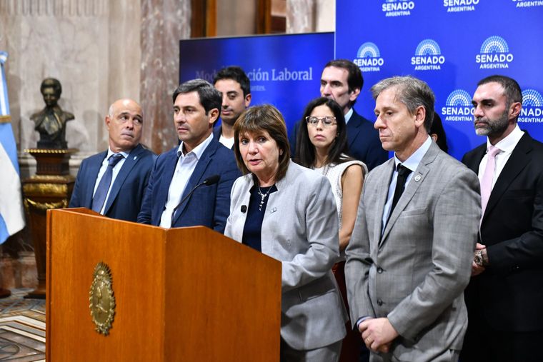 Patricia Bullrich junto con los senadores de LLA y los aliados para tratar la reforma laboral en el Senado. Patricia Bullrich junto con los senadores de LLA y los aliados para tratar la reforma laboral en el Senado.