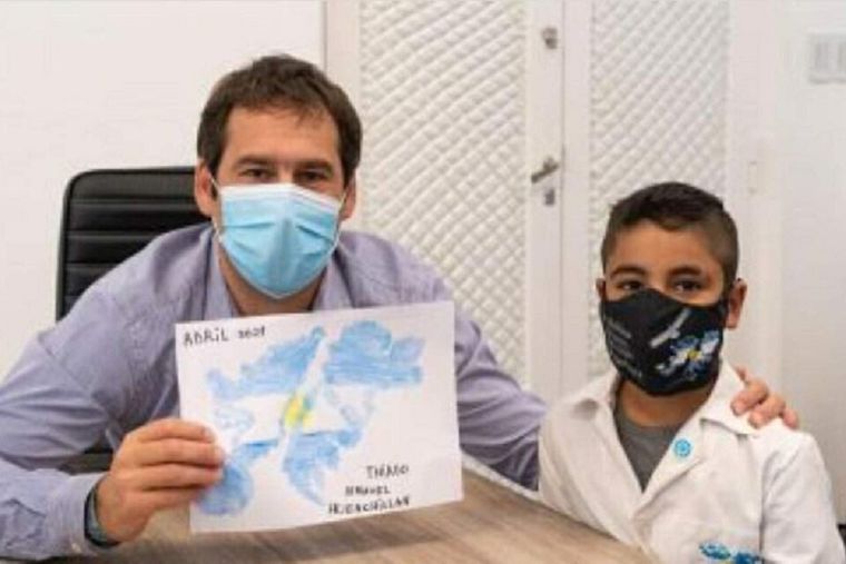 Thiago Huenchillán junto a Juan Pablo Luque, intendente de Comodoro Rivadavia. Foto: Twitter