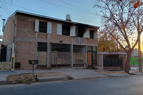 La casa donde Bomberos Voluntarios de Godoy Cruz y Cuartel Central sofocaron el incendio y asistieron a las víctimas La casa donde Bomberos Voluntarios de Godoy Cruz y Cuartel Central sofocaron el incendio y asistieron a las víctimas