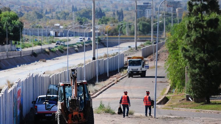 En enero, la obra del muro de la UNCuyo quedó paralizada porque no cumplía los requisitos municipales.&nbsp;