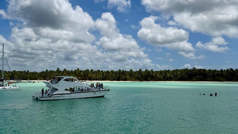 El viaje a Isla Saona puede ser en catamarán o en lancha rápida. El viaje a Isla Saona puede ser en catamarán o en lancha rápida.