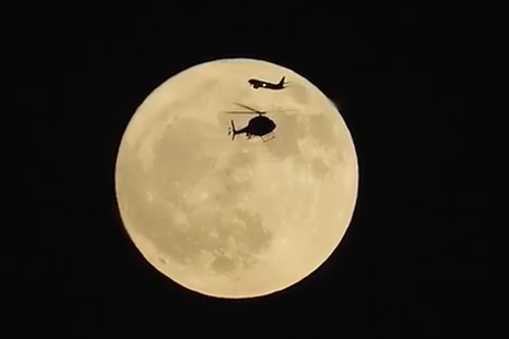 El cruce del avión y el helicóptero frente a la Luna registrado por el fotógrafo Craig Shimala. El cruce del avión y el helicóptero frente a la Luna registrado por el fotógrafo Craig Shimala.