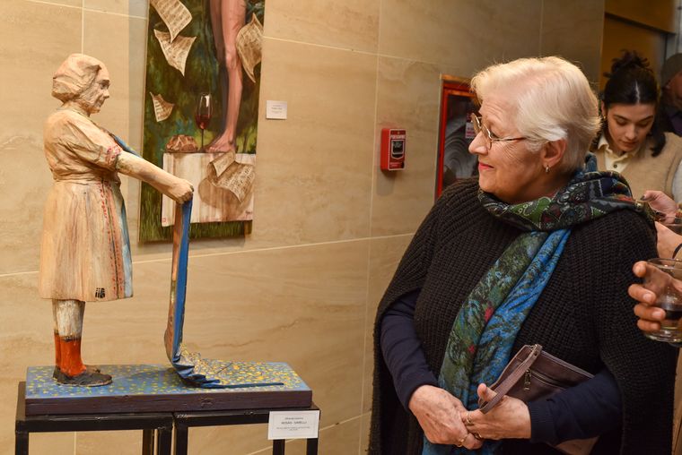 Silva de Sarelli observa la obra Silva de Sarelli observa la obra