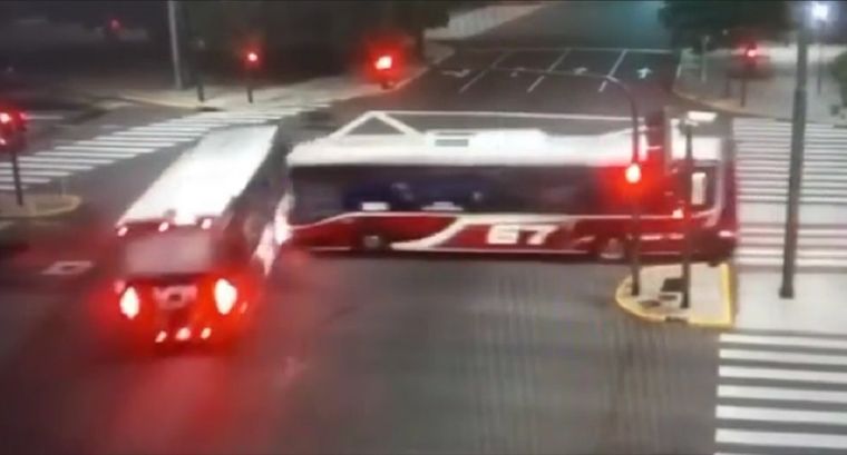 El choque de colectivos dejó un saldo de 7 heridos Foto: Captura de video