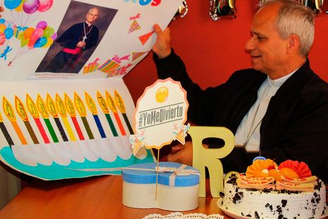 Foto compartida en las redes del 14 de septiembre de 2018, cuando el padre Robert Prevost (León XIV), en Perú, cumplía 63 años. Foto: religionenlibertad.com