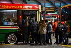 Los trabajadores destinan un importante porcentaje de su salario para ir a trabajar. Foto: Telam
