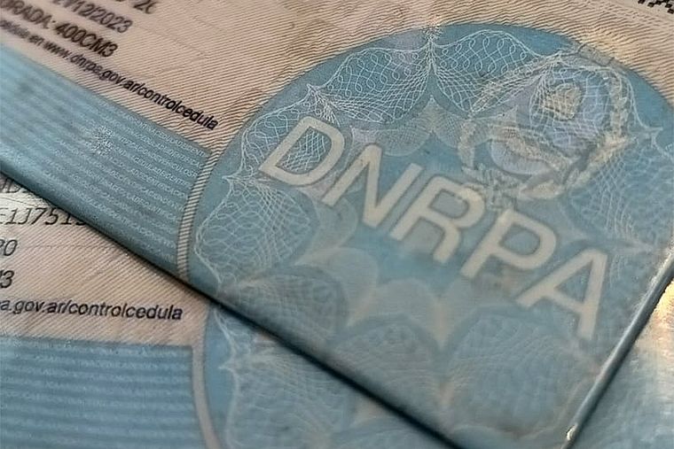 La disposición que elimina la obligatoriedad del uso de la cédula azul ya está vigente. Foto: Walter Moreno/Mdz con Moto G 24