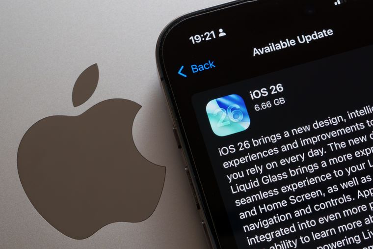 La actualización iOS 26.4 incluye tres grandes funciones para el asistente: contexto personal, acciones dentro de apps y conciencia de pantalla.