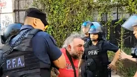 El camarógrafo de A24, Facundo Tedeschini, terminó en el piso, golpeado, rociado con gas y esposado por efectivos de la Policía Federal. El camarógrafo de A24, Facundo Tedeschini, terminó en el piso, golpeado, rociado con gas y esposado por efectivos de la Policía Federal.