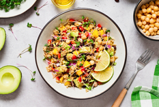 La combinación de ingredientes frescos y coloridos en esta ensalada no solo la hace visualmente atractiva, sino que también beneficiosa para la salud en general Foto: Shutterstock