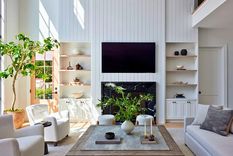 A través de 11 procedimientos, la diseñadora de interiores Kylie Bass (de KKB Interiors) logró darle brillo a esta casa monocromática (en blanco y negro) situada en Cold Spring Harbor, a unos 62 kilómetros de la ciudad de Nueva York. Foto: Kirsten Francis