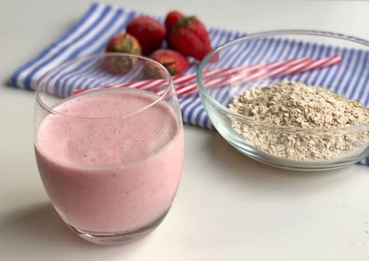Este licuado de avena y frutilla es ideal para un energético desayuno. Foto: Shutterstock