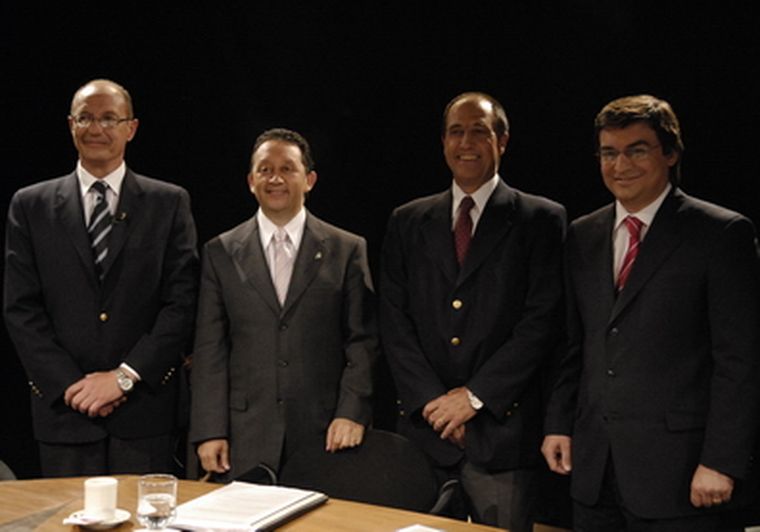 Momento de la foto de los candidatos al final del debate por el Canal 7 de Mendoza Foto: Marcelo Ruiz / MDZ