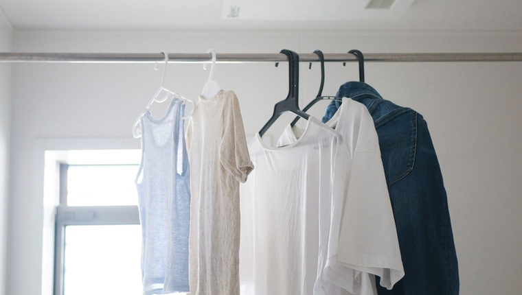 Hay un truco casero aún mejor que colgar la ropa en el vapor del baño Foto: Shutterstock